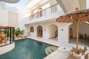 Azure Luxe Boutique Villa in Canggu-Pool Side 2
